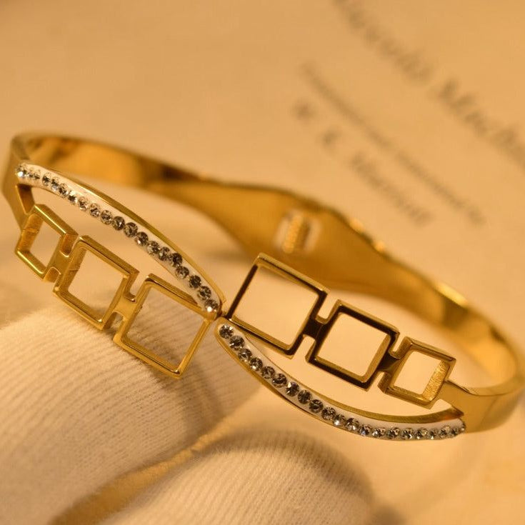 Gold-Toned Bracelet with an Elegant Geometric Design
