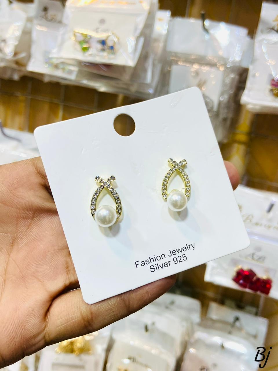 Minimal Fancy Pearl Studs